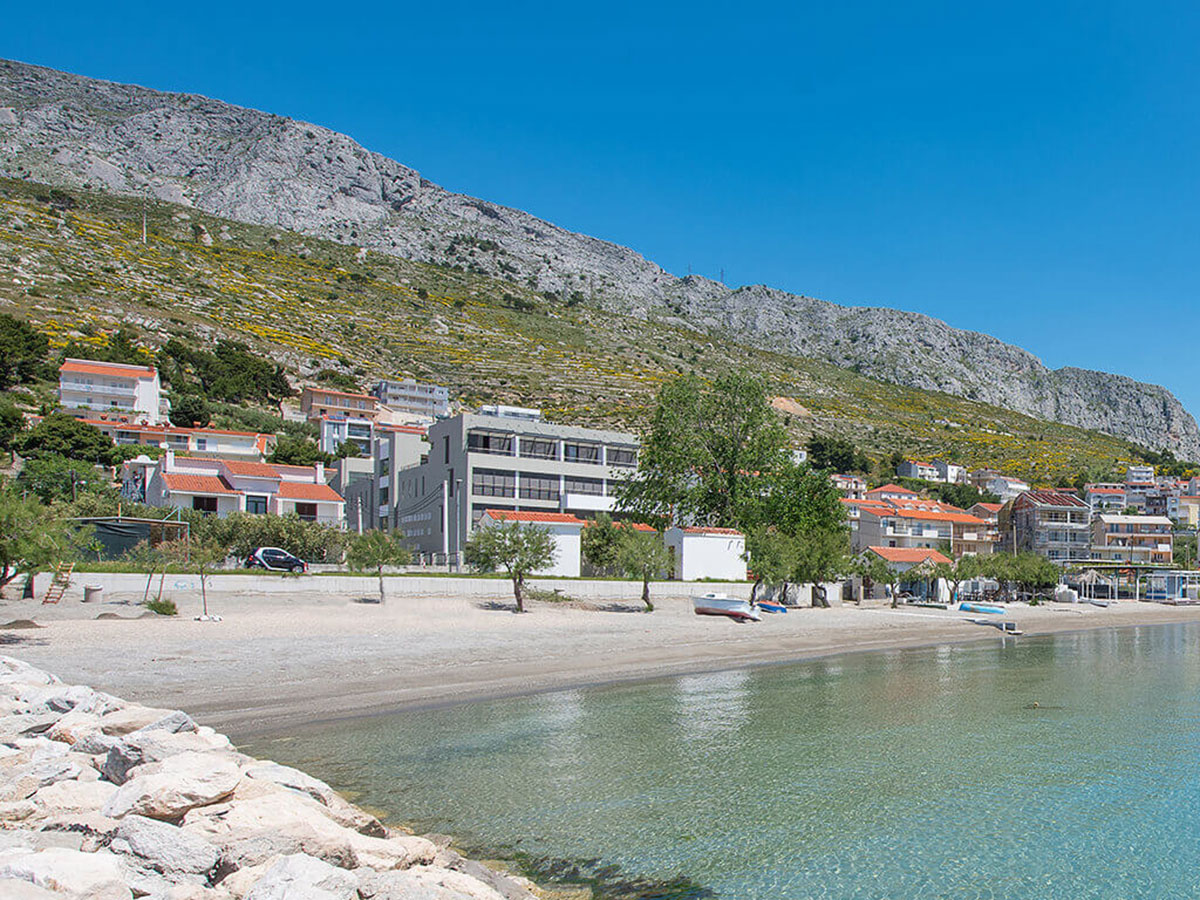 Hrvatska, Duće (Omiš), Hotel Nestos